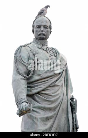 Florence, Italie - 7 septembre 2021 : Pigeon sur le monument au héros du Risorgimento, général Manfredo Fanti dans le centre de la Piazza San Marco. Banque D'Images