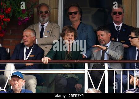 Chanteur du groupe The Rolling Stones Mick Jagger (au centre) pendant la troisième journée du cinquième test match LV= Insurance Ashes Series au Kia Oval, Londres. Date de la photo : Samedi 29 juillet 2023. Banque D'Images