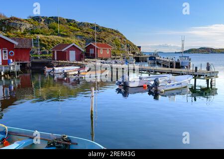 Côte scandinave - Bateaux amarrés au quai de Tjörn sur l'archipel de la côte ouest de la Suède occidentale Banque D'Images