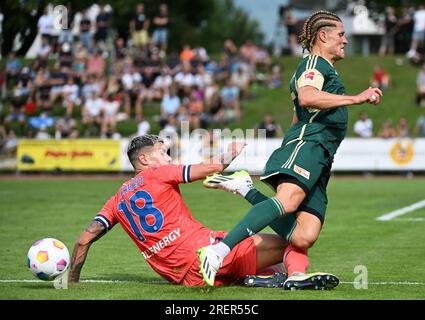 Lienz, Autriche. 28 juillet 2023. Football : Test Match, Udinese Calcio - 1. FC Union Berlin, Nehuen Perez (l) d'Udinese Calcio et Kevin Behrens de l'Union en duel. Crédit : Matthias Koch/dpa/Alamy Live News Banque D'Images