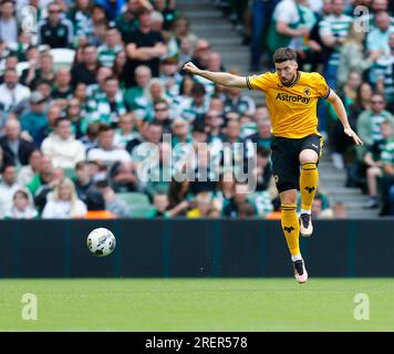 29 juillet 2023 ; Aviva Stadium, Dublin, Irlande : pré-saison football amical, Celtic contre Wolverhampton Wanderers ; Matt Doherty (Wolves) efface le ballon Banque D'Images