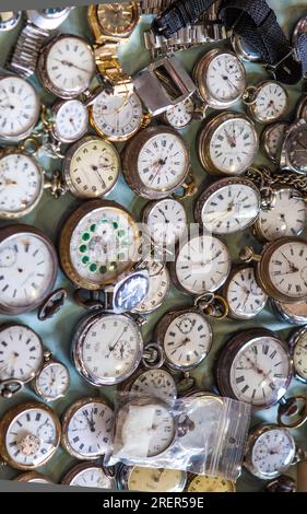 Barcelone, Espagne - 30 juin 2023 : horloge cheminée en laiton antique. Isolé. Marché Encants, Barcelone, Espagne Banque D'Images