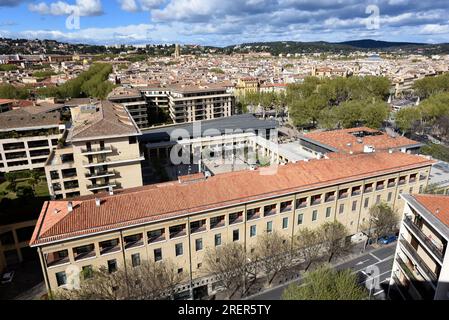 Vue aérienne sur le quartier commerçant moderne, les allées provençales, Aix-en-Provence, avec la vieille ville ou le quartier historique en arrière-plan Provence France Banque D'Images