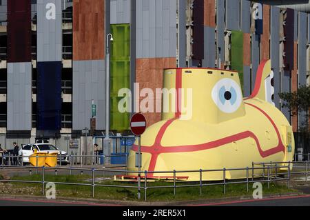 Sous-marin jaune en face de l'hôtel Hilton Hampton à l'extérieur de Liverpool John Lennon Airport Liverpool Angleterre Royaume-Uni Banque D'Images