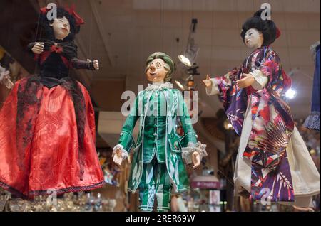 Barcelone, Espagne - 29 décembre 2019 : marionnettes vintage exposées dans une boutique de souvenirs. Quartier gothique, Catalogne, Espagne Banque D'Images