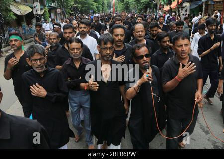 AVERTISSEMENT GRAPHIQUE : Kolkata, Inde. 29 juillet 2023. 29 juillet 2023, Kolkata, Inde : des musulmans chiites pleurent lors d'une procession le dixième jour de Muharram qui marque le jour de l'Ashura. Le 29 juillet 2023 à Kolkata, en Inde. (Photo de Dipa Chakraborty/ crédit : EYEPIX Group/Alamy Live News Banque D'Images