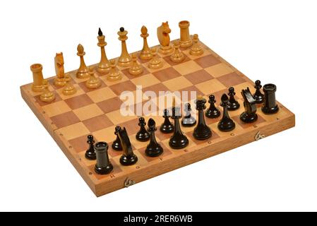 Jeu d'échecs. Vieux jeu d'échecs russe soviétique. Pièces d'échecs avec échiquier isolé sur fond blanc. Banque D'Images