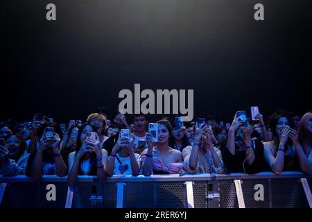 Bangkok, Thaïlande. 29 juillet 2023. Les fans tiennent leur téléphone pendant le concert. Les gens assistent AU VERY SUMMER FEST 2023 au BITEC (Bangkok International Trade & Exhibition Centre) à Bangkok, Thaïlande le 29 juillet 2023. Crédit : Matt Hunt/Neato/Alamy Live News Banque D'Images