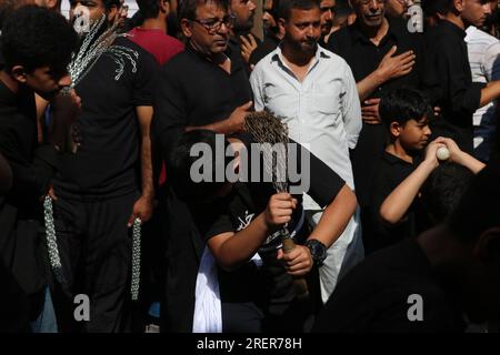 Srinagar, Inde. 29 juillet 2023. 29 juillet 2023, Srinagar Cachemire, Inde : les mourants chiites cachemiris participent à une procession Ashura le 10 de Muharram, le premier mois du calendrier islamique, à Srinagar. Le deuil de Mouharram est un ensemble de rituels en souvenir du martyre du septième siècle de l'Imam Hussain, petit-fils du Prophète Mohammad, qui a été tué dans la bataille de Karbala dans l'Irak moderne, en 680 AD. Le 29 juillet 2023 à Srinagar Cachemire, Inde. (Photo de Firdous Nazir/Eyepix Group) crédit : EYEPIX Group/Alamy Live News Banque D'Images