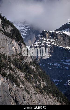 Un banc de nuages se déplace sur les Alpes suisses dans la région de la Jungfrau près de Lauterbrunnen. Banque D'Images