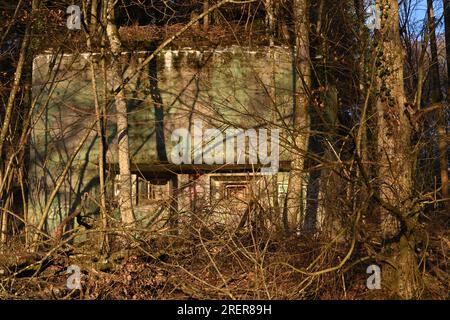 Bunker en béton comme abri militaire fortifié de protection construit pendant la Seconde Guerre mondiale en Suisse. Banque D'Images