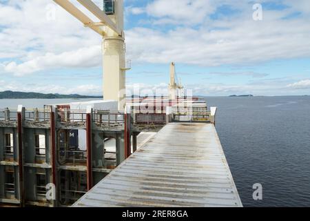 Navire porte-conteneurs chargé avec grues ancré près du port de Paranagua. Banque D'Images