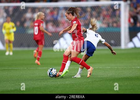 28 juillet 2023 ; Sydney football Stadium, Sydney, NSW, Australie : coupe du monde féminine de football Groupe D, Angleterre contre Danemark ; Rachel Daly d'Angleterre affronte Janni Thomsen du Danemark Banque D'Images