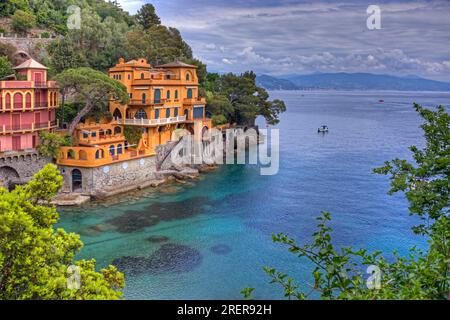 Portofino, Ligurie, Italie - 05/18/2016 - Maisons de luxe près de Portofino sur la côte italienne de la Riviera. Banque D'Images