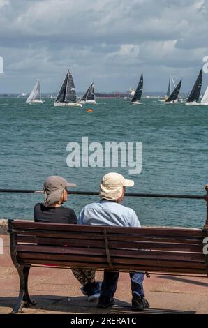 couple plus âgé regardant la course de yacht à la régate annuelle cowes week sur l'île de wight royaume-uni Banque D'Images