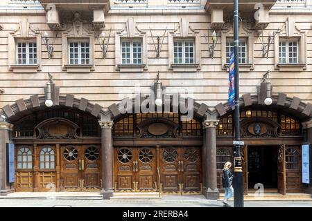 Londres, Royaume-Uni -22.04.2023, le London Coliseum Theater à St Martin Lane, bâtiment de l'English National Opera, centre de Londres Banque D'Images