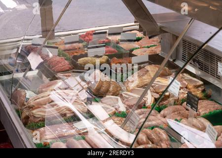 À la boucherie, vous pouvez voir une gamme de viandes fraîches et de produits dans l'étalage réfrigéré. Le magasin s'appelle Ledbury DT Wallers. Banque D'Images