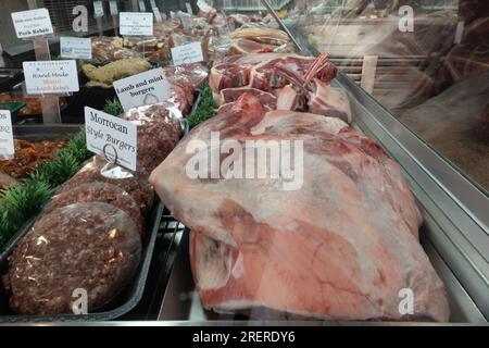 L'exposition réfrigérée de la boucherie présente une variété de viandes crues et fraîches parmi lesquelles les clients peuvent choisir. Ledbury DT Waller and Sons Banque D'Images