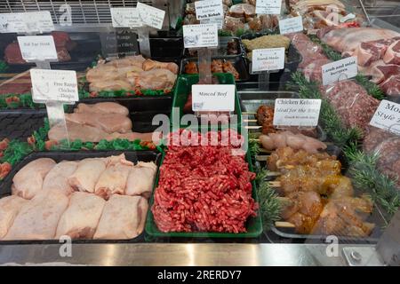 L'exposition réfrigérée de la boucherie présente une variété de viandes crues et fraîches parmi lesquelles les clients peuvent choisir. Ledbury DT Waller and Sons Banque D'Images