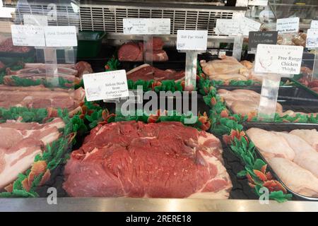 L'exposition réfrigérée de la boucherie présente une variété de viandes crues et fraîches parmi lesquelles les clients peuvent choisir. Ledbury DT Waller and Sons Banque D'Images
