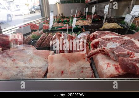 L'exposition réfrigérée de la boucherie présente une variété de viandes crues et fraîches parmi lesquelles les clients peuvent choisir. Ledbury DT Waller and Sons Banque D'Images