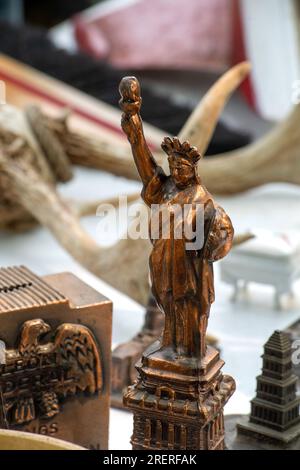 Une petite statue de la liberté statue est à vendre une vente de cour extérieure Banque D'Images