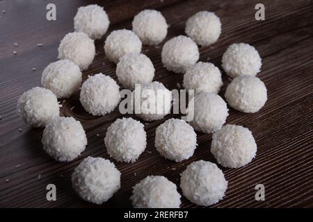 dessert sucré photo, bonbons ronds en copeaux de noix de coco sur une table en bois Banque D'Images