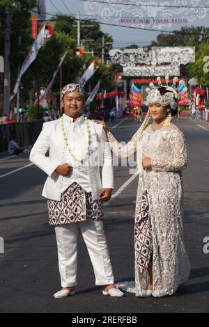 Un couple avec une robe de mariée de Java ouest Banque D'Images