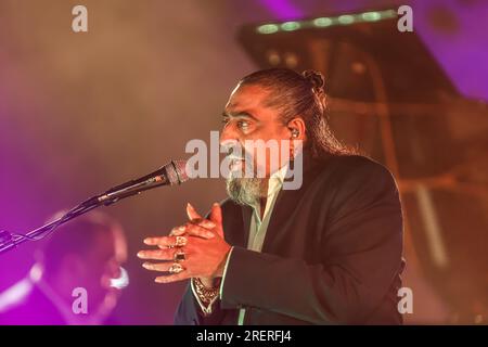 28 juillet 2023 : 29 juillet 2023 (Alhaurin de la torre, Malaga) l'artiste Diego El Cigala s'est produit ce vendredi dans l'auditorium en plein air du domaine municipal El PortÃ³n, dans l'un des concerts les plus attendus de l'été à AlhaurÃ-n de la Torre, avec la voix de Diego 'El Cigala'. Le chanteur, qui a rempli toute sa capacité, a fait un voyage à travers toute sa carrière allant du flamenco le plus pur à son passage à travers le jazz, la soul ou la salsa. L’artiste a offert des chansons depuis sa première œuvre, Undebel, jusqu’à sa reconnaissance internationale réussie avec LÃ¡Grimas Negras, qui lui a valu Banque D'Images