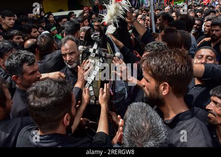 Srinagar, Inde. 29 juillet 2023. Les musulmans chiites cachemiris accomplissent des rituels lors d'une procession religieuse pour marquer l'Ashura. Ashura est le dixième jour de Mouharram, le premier mois du calendrier islamique, observé dans le monde entier en souvenir du martyre de l'Imam Hussain, le petit-fils du Prophète Muhammad (PBUH). Crédit : SOPA Images Limited/Alamy Live News Banque D'Images