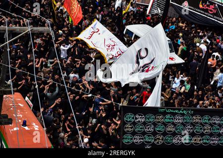 Srinagar, Inde. 29 juillet 2023. Les musulmans chiites cachemiris accomplissent des rituels lors d'une procession religieuse pour marquer l'Ashura. Ashura est le dixième jour de Mouharram, le premier mois du calendrier islamique, observé dans le monde entier en souvenir du martyre de l'Imam Hussain, le petit-fils du Prophète Muhammad (PBUH). Crédit : SOPA Images Limited/Alamy Live News Banque D'Images