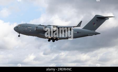 Royal Air Force - Boeing C-17a Globemaster III, arrivant à la RAF Fairford pour le Royal International Air Tattoo 2023. Banque D'Images