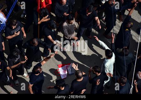 Srinagar, Inde. 29 juillet 2023. Les musulmans chiites cachemiris accomplissent des rituels lors d'une procession religieuse pour marquer l'Ashura. Ashura est le dixième jour de Mouharram, le premier mois du calendrier islamique, observé dans le monde entier en souvenir du martyre de l'Imam Hussain, le petit-fils du Prophète Muhammad (PBUH). (Photo Saqib Majeed/SOPA Images/Sipa USA) crédit : SIPA USA/Alamy Live News Banque D'Images