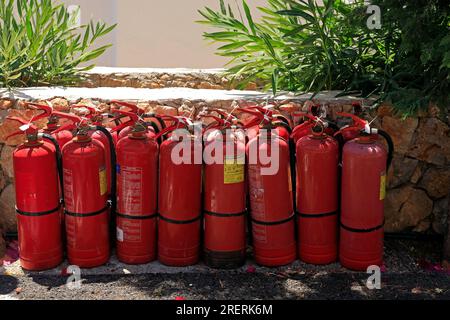 De nombreux extincteurs rouges à un point de collecte Tilos île, groupe d'îles du Dodécanèse. Grèce, juillet 2023. cym Banque D'Images