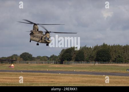 Un Chinook de la Royal Netherlands Air Force quittant le Royal International Air Tattoo 2023. Banque D'Images