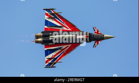 Old Buckenham Aerodrome, Norfolk, Royaume-Uni. 29 juillet 2023. Un Eurofighter Typhoon FGR.4 de la RAF piloté par le Flight Lieutenant Matt Brighty du 29e escadron basé à la RAF Coningsby dans le Lincolnshire met en scène un spectacle éblouissant avec son avion portant l'emblème Union Jack au Old Buckenham Airshow. Crédit : Stuart Robertson/Alamy Live News. Banque D'Images