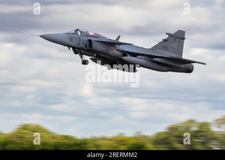 Armée de l'air hongroise SAAB Gripen quittant le Royal International Air Tattoo 2023. Banque D'Images