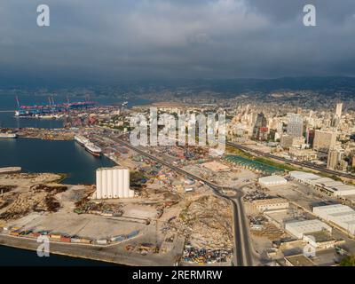 Beyrouth, Liban - 07 29 2023 : tir aérien du drone du site de l'explosion massive qui s'est produite dans les silos du port de Beyrouth - Fermer Banque D'Images