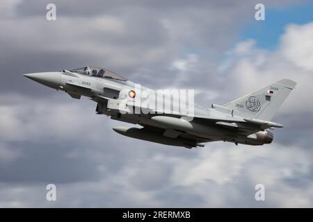 L'Eurofighter Typhoon de l'armée de l'air qatarie quitte le Royal International Air Tattoo 2023 Banque D'Images