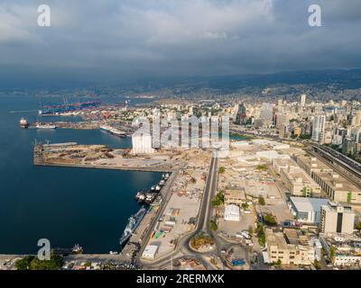 Beyrouth, Liban - 07 29 2023 : tir aérien du drone du site d'explosion massive qui s'est produit dans les silos du port de Beyrouth - Moyen Banque D'Images