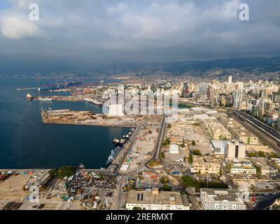 Beyrouth, Liban - 07 29 2023 : tir aérien de Drone du site d'explosion massive qui s'est produit dans les silos du port de Beyrouth - Wide Banque D'Images
