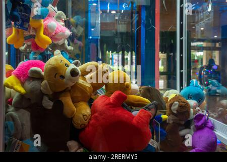 Manacor, Espagne ; juillet 21 2023 : animaux en peluche à l'intérieur d'un distributeur automatique dans un centre commercial. Manacor, île de Majorque, Espagne Banque D'Images