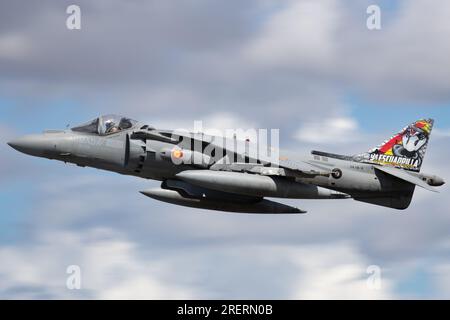 Marine espagnole EAV-8B Harrier II quittant le Royal International Air Tattoo 2023 Banque D'Images