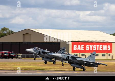 Deux SAAB JAS-39E Gripen's quittent le Royal International Air Tattoo 2023 Banque D'Images