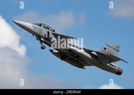 Armée de l'air suédoise SAAB JAS-39C Gripen quittant Royal International Air Tattoo 2023 Banque D'Images