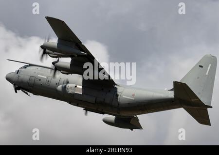 Le KC-130J Hercules de la Force aérienne italienne quitte le Royal International Air Tattoo 2023 Banque D'Images