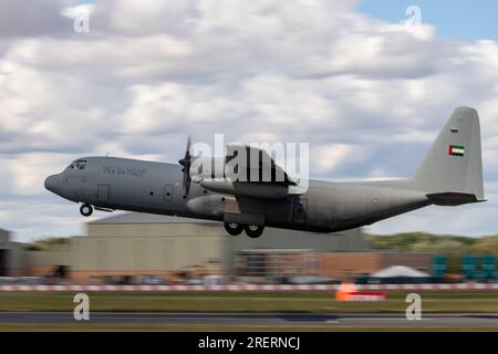 C-130J Hercules de la Force aérienne des Émirats arabes Unis quittant le Royal International Air Tattoo 2023 Banque D'Images