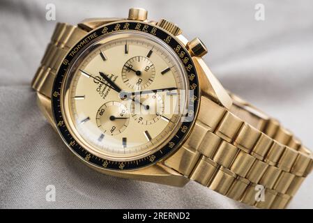 Extrêmement rare Omega Speedmaster Apollo XI BC345.0802 en or blanc et jaune. Banque D'Images