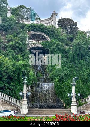 Budapest, HU – 11 juin 2023 vue rapprochée de St. Gerard Sagredo Statue, Une structure à colonnades avec une imposante statue d'un moine du 11e siècle .placé Banque D'Images