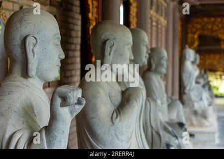 Statues de moines bouddhistes célèbres au complexe de pagode Bai Dinh dans la province de Ninh Binh, Vietnam Banque D'Images